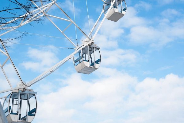 Quelles sont les stratégies pour attirer les clients pendant les heures creuses dans votre bar ?